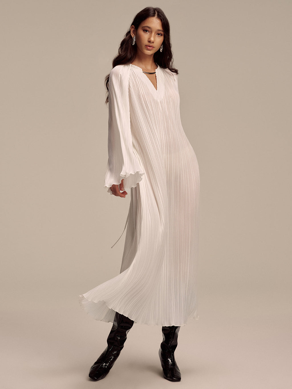 Robe longue plissée à manches longues et col métallique