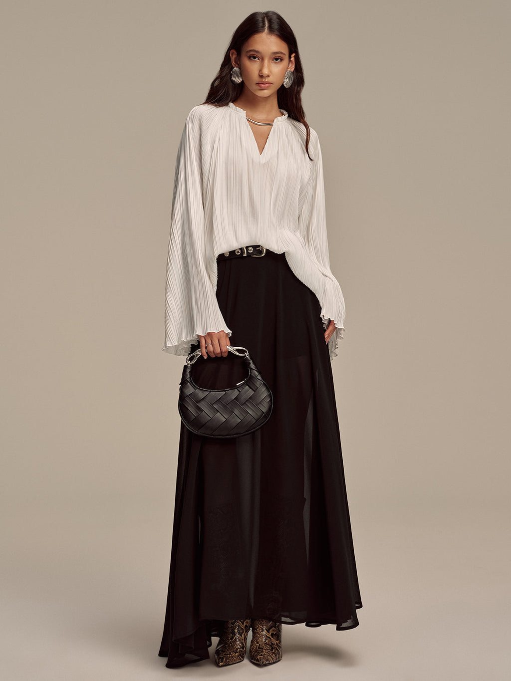 Bluse mit Metallkragen und langen Ärmeln