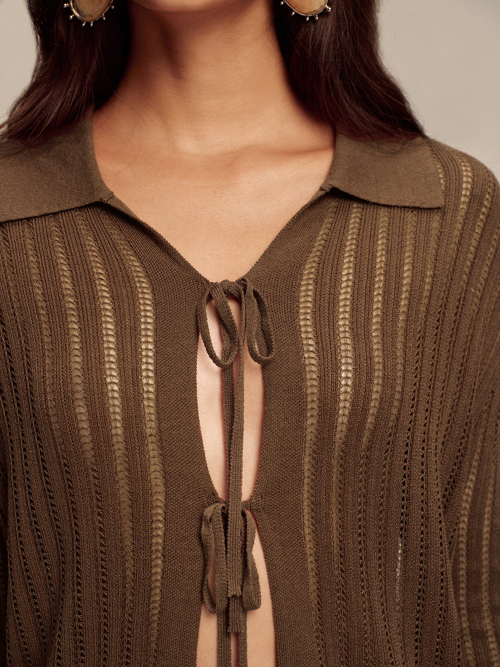 Strickjacke mit Polokragen und Bindedetail vorne