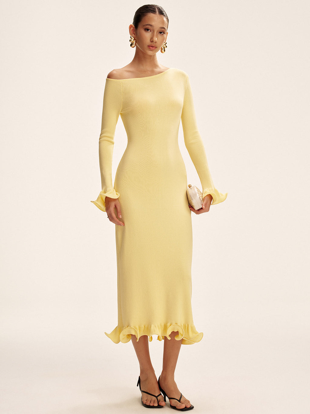 Robe pull à épaules dénudées et ourlet volanté