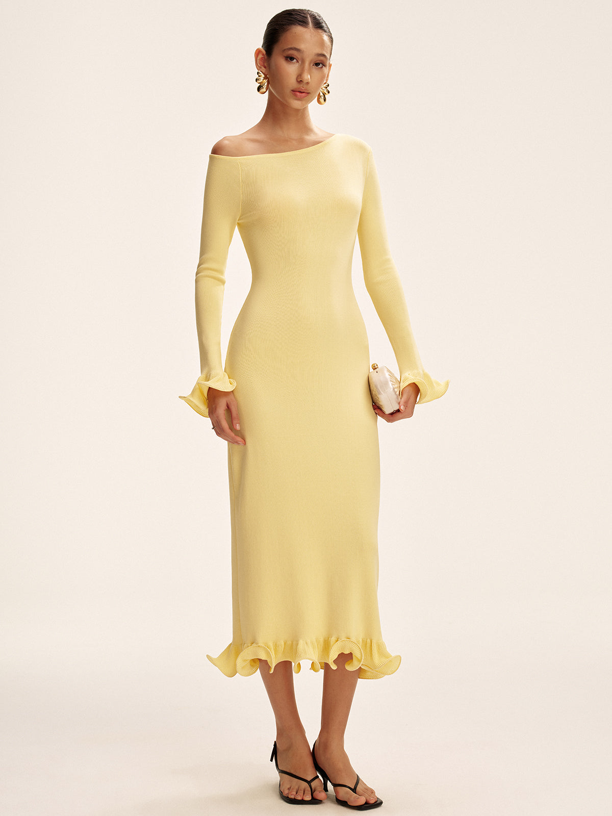 Robe pull à épaules dénudées et ourlet volanté