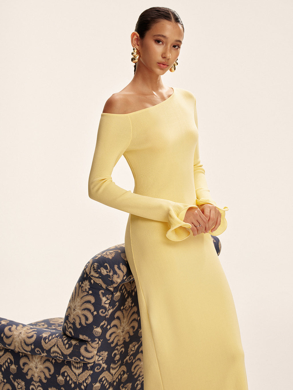 Robe pull à épaules dénudées et ourlet volanté