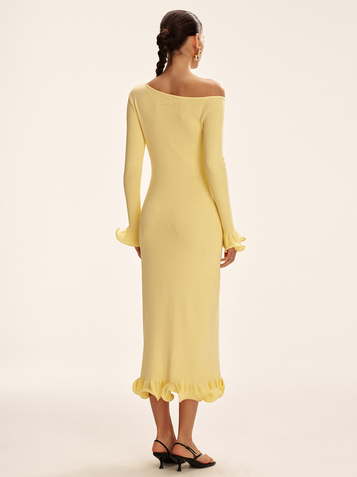 Robe pull à épaules dénudées et ourlet volanté