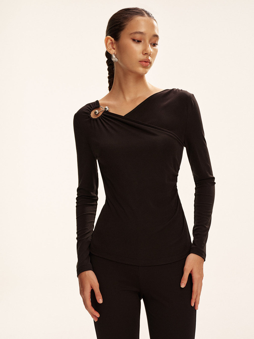 T-shirt asymétrique à manches longues et découpes