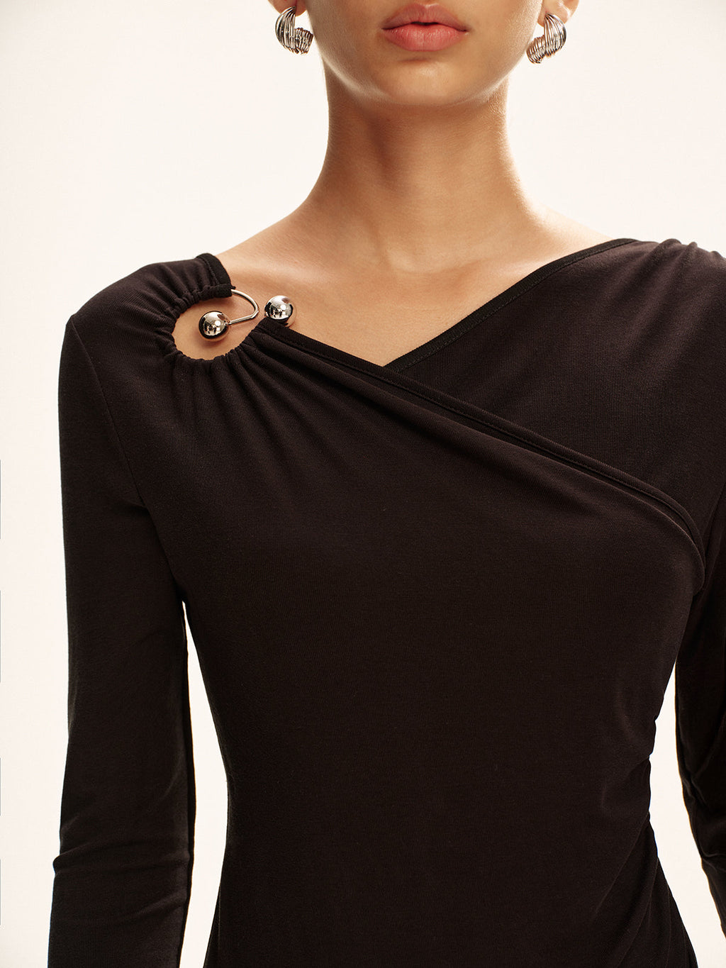 T-shirt asymétrique à manches longues et découpes