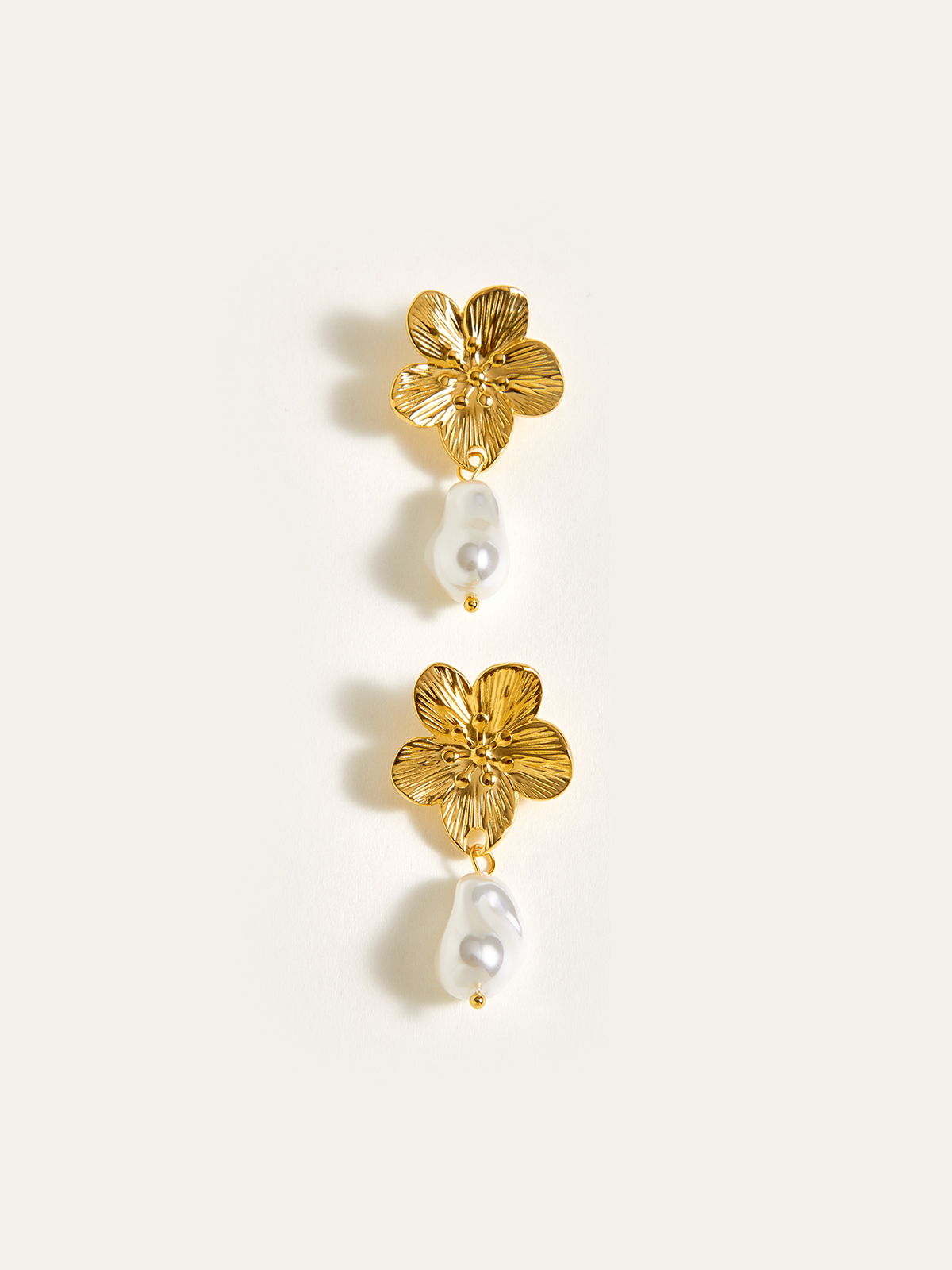 Boucles d'oreilles pendantes dorées avec perles et motif floral