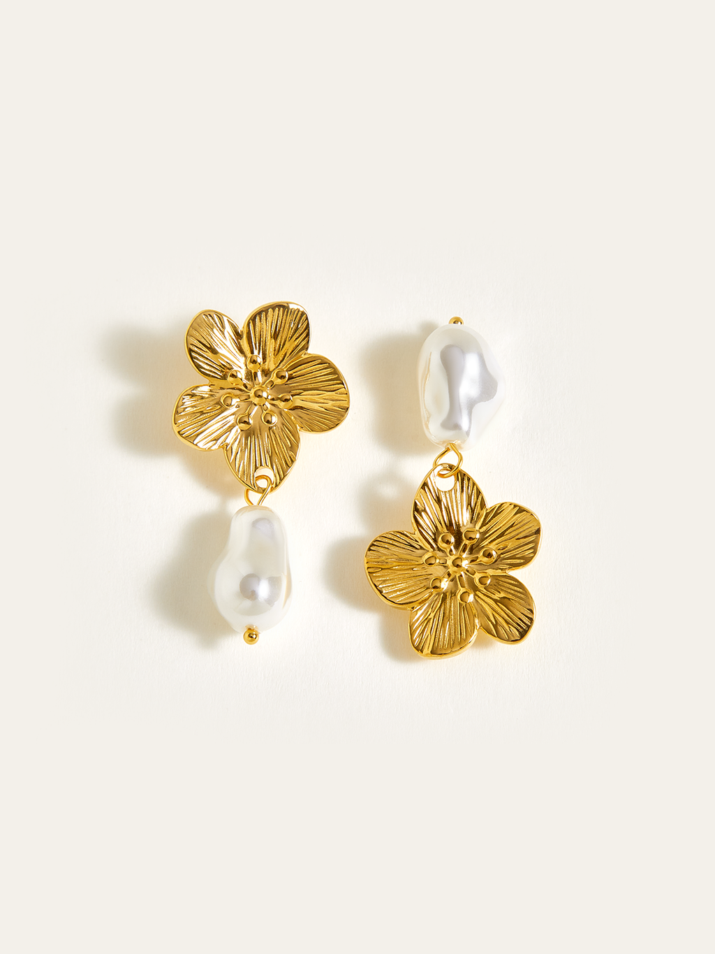 Goldene florale Perlenohrringe