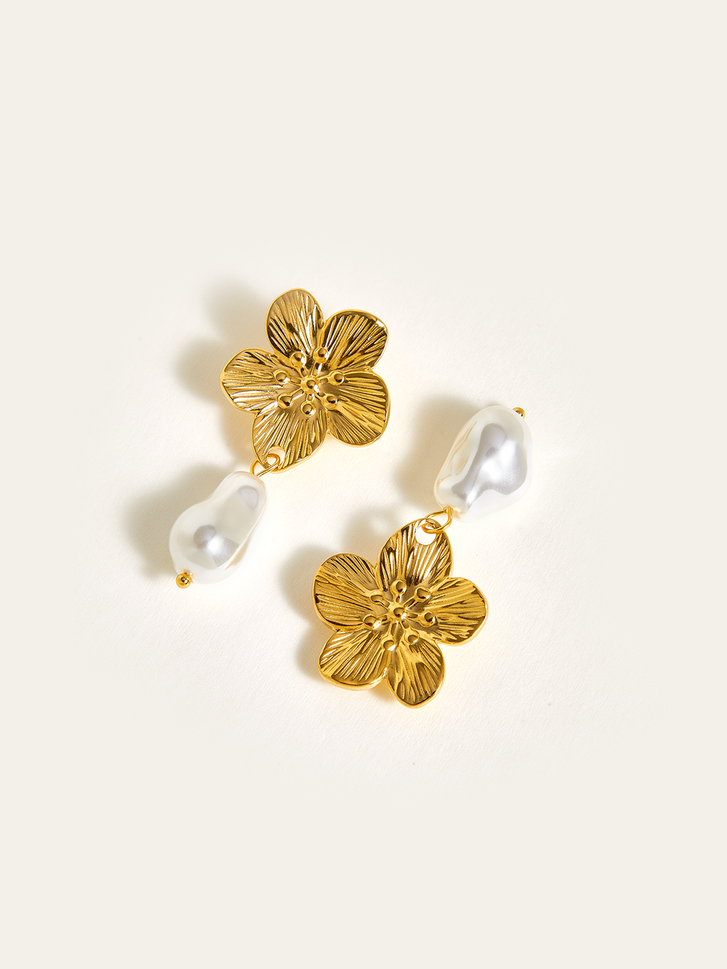 Goldene florale Perlenohrringe