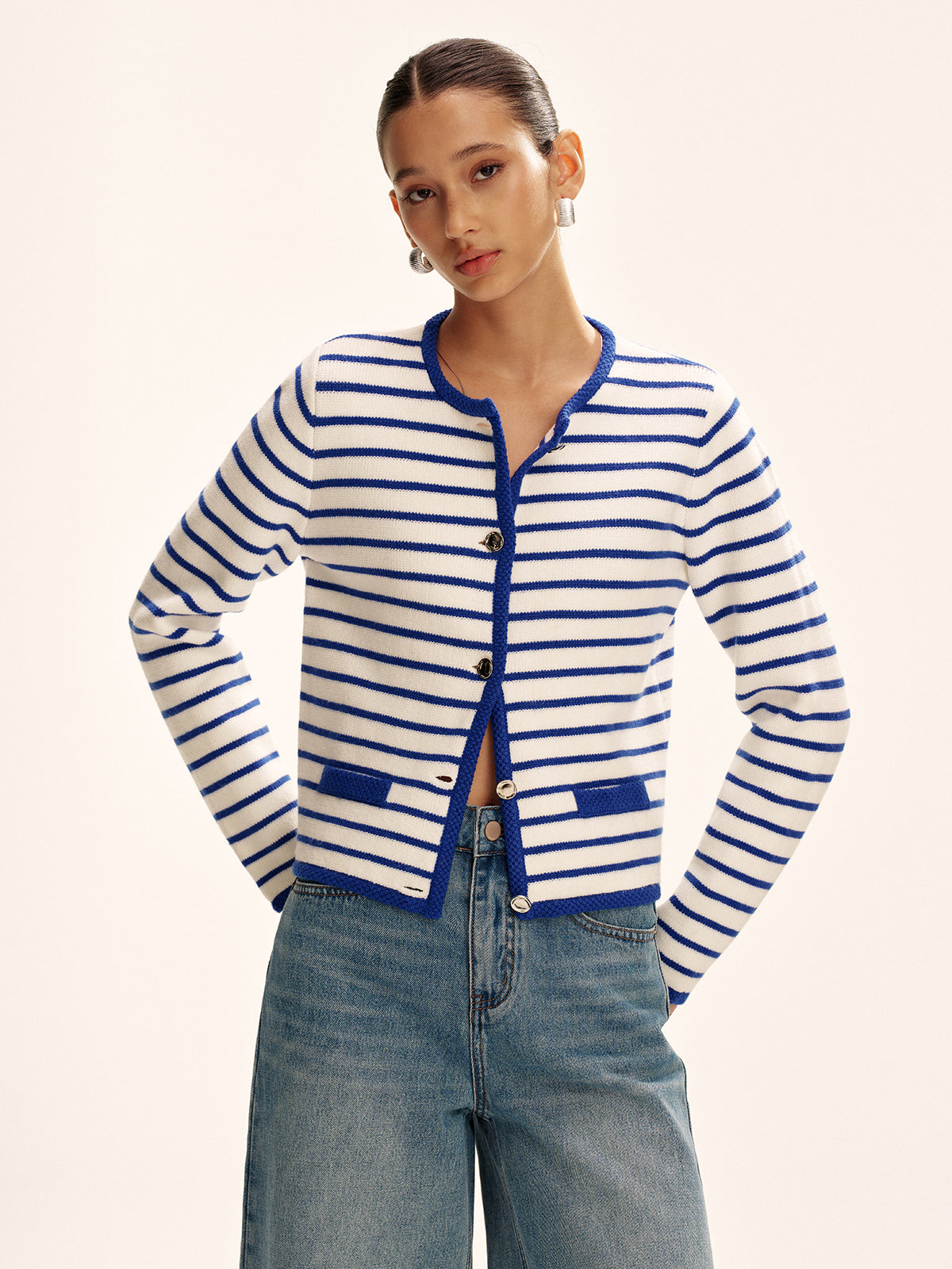 Gestreifte Strickjacke mit Kontrastbesatz