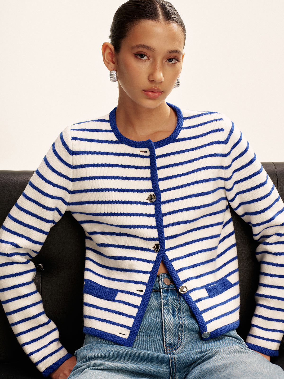 Gestreifte Strickjacke mit Kontrastbesatz