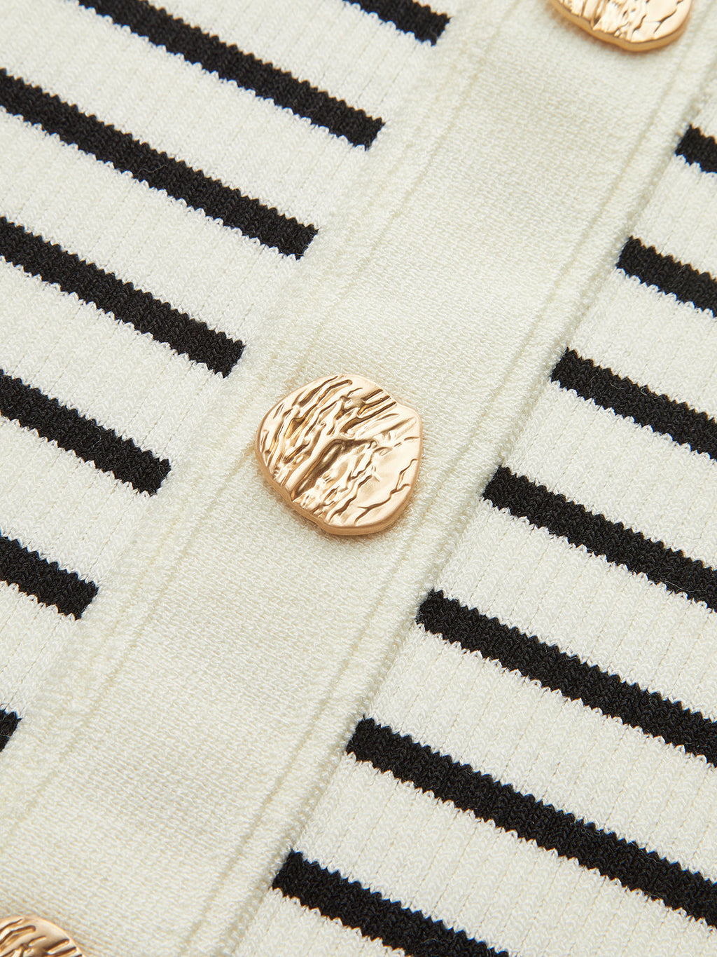 Gestreiftes schulterfreies Stricktop mit Metallknöpfen