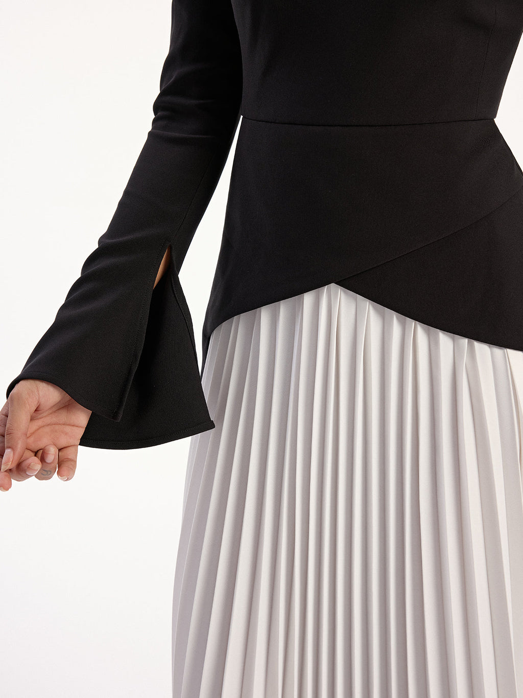 Zweifarbiger Plissee-Midikleid mit langen Ärmeln