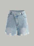 Short en jean asymétrique et déchiré à la taille