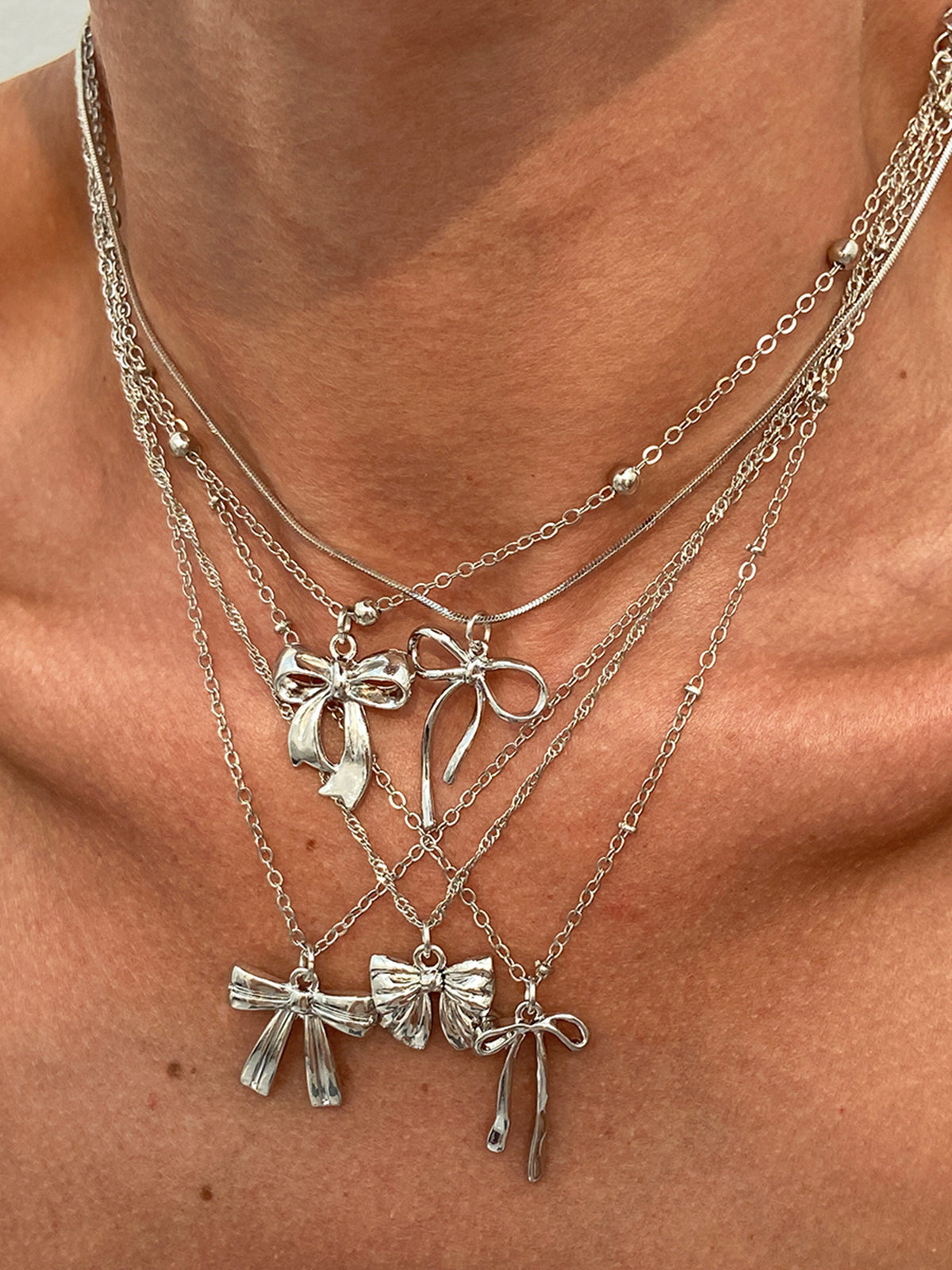 Ensemble de 5 colliers à breloque nœud 