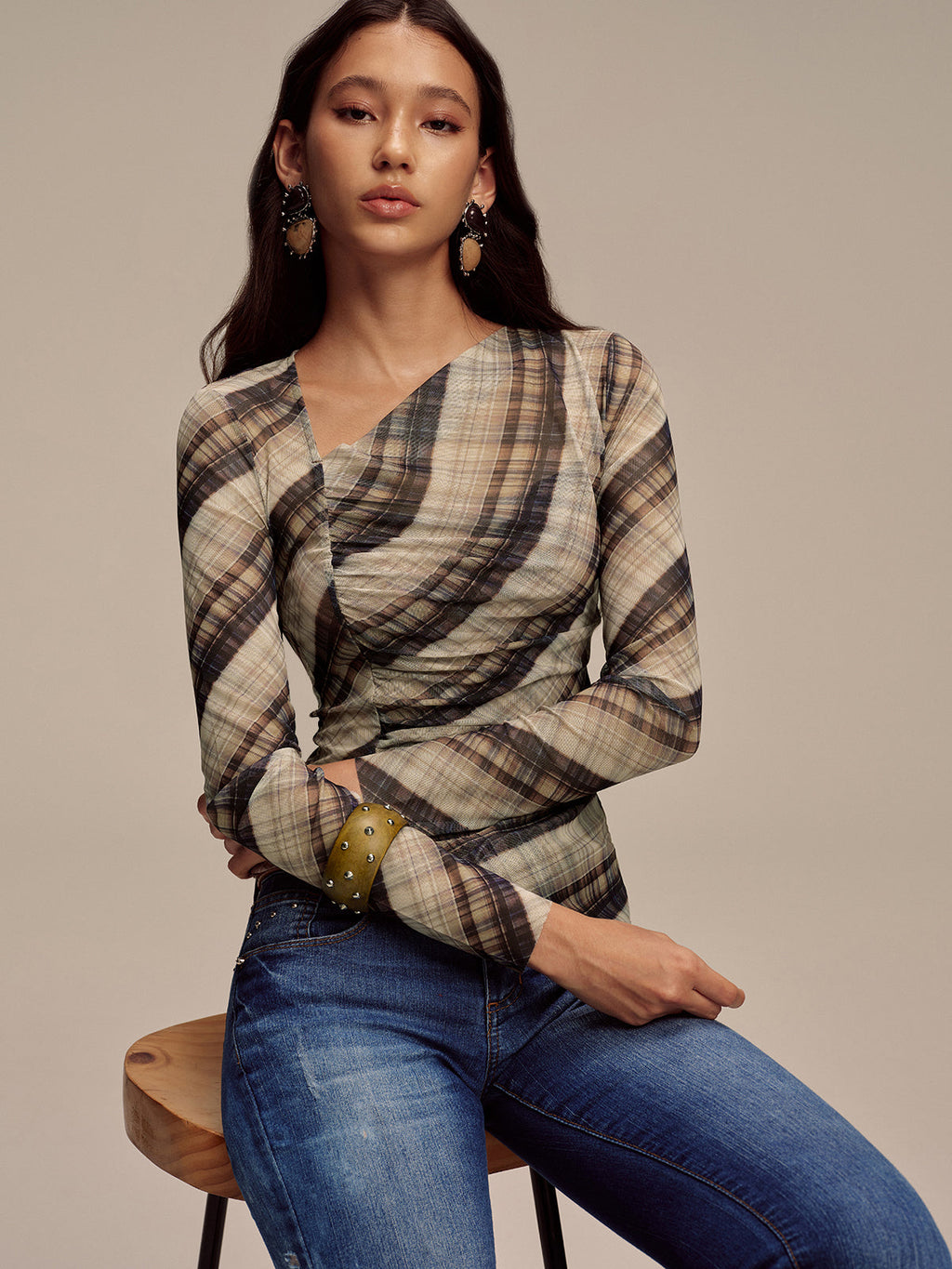 Halbtransparente Netz-Bluse mit asymmetrischer Raffung