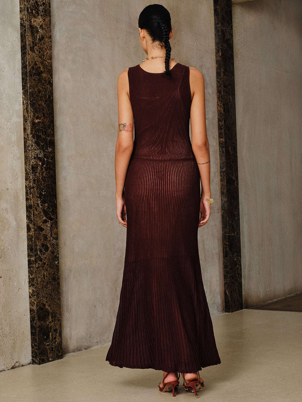 Geripptes Strick-Maxikleid-Set mit Mesh-Einsätzen und Unterkleid