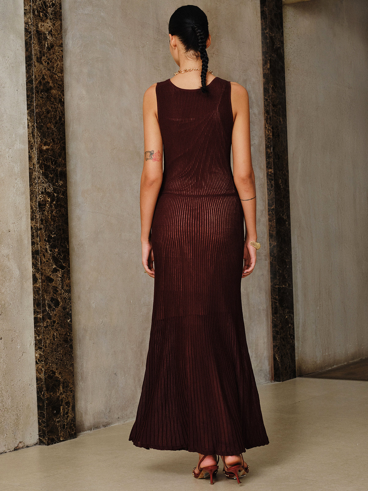Geripptes Strick-Maxikleid-Set mit Mesh-Einsätzen und Unterkleid