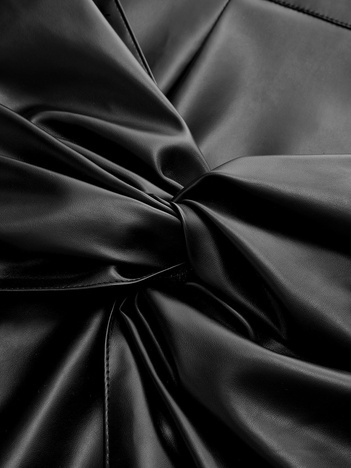 Minirock aus Kunstleder mit Twist-Effekt 