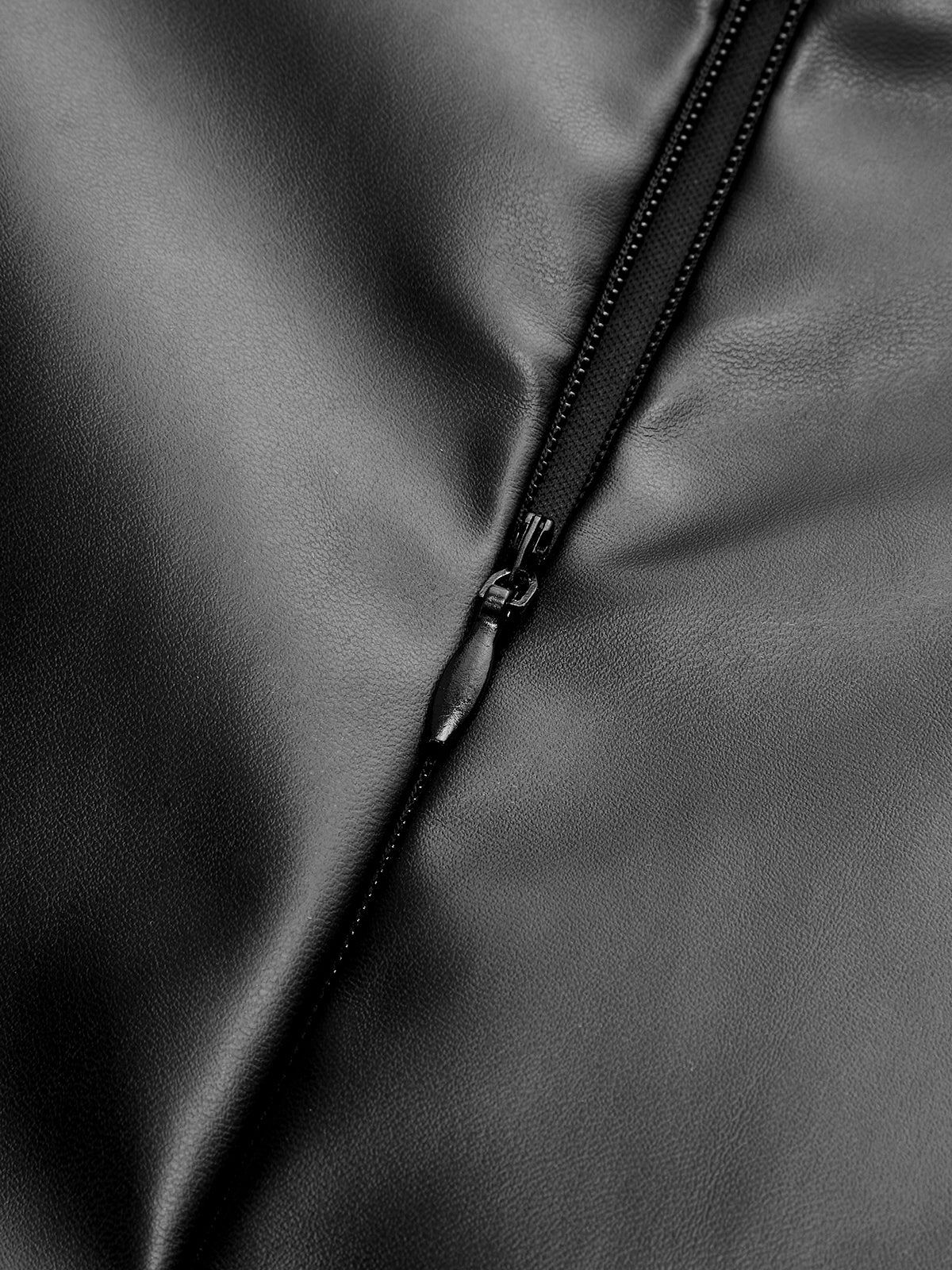 Minirock aus Kunstleder mit Twist-Effekt 