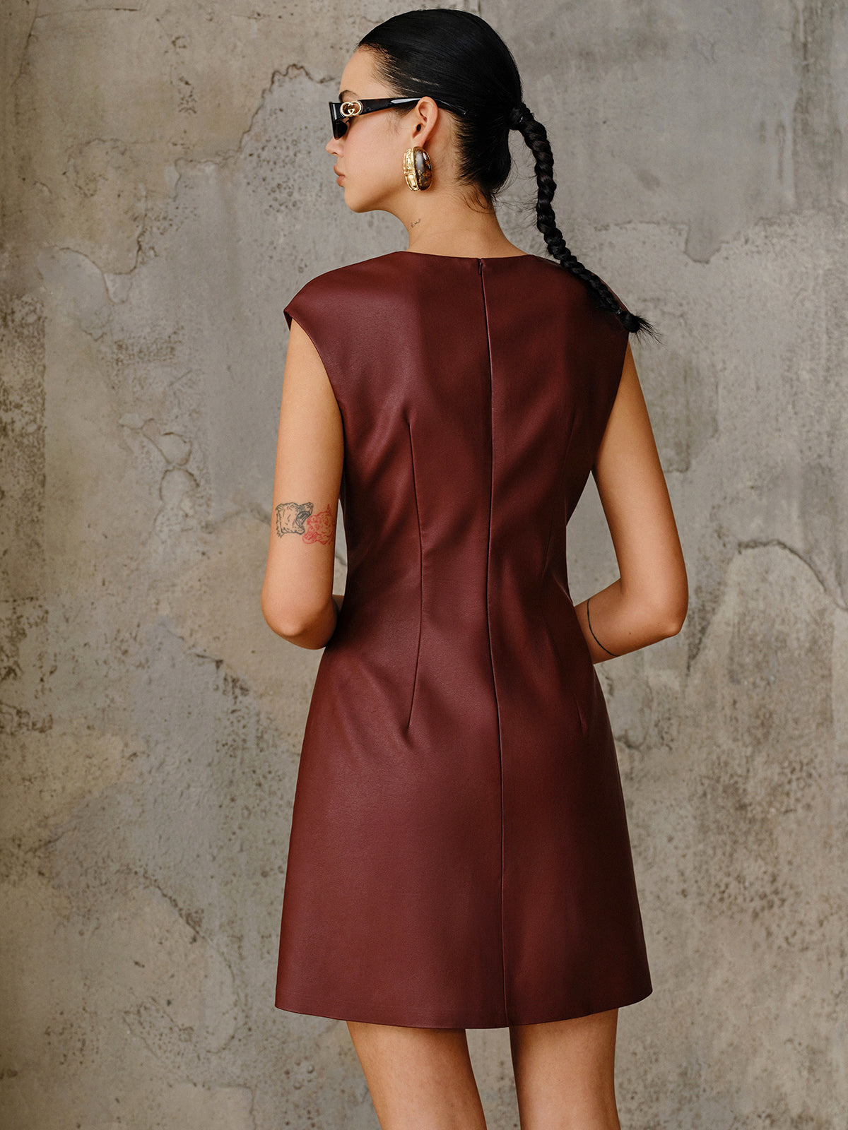 Ärmelloses Mini-Kleid aus PU-Leder mit Metallschnalle