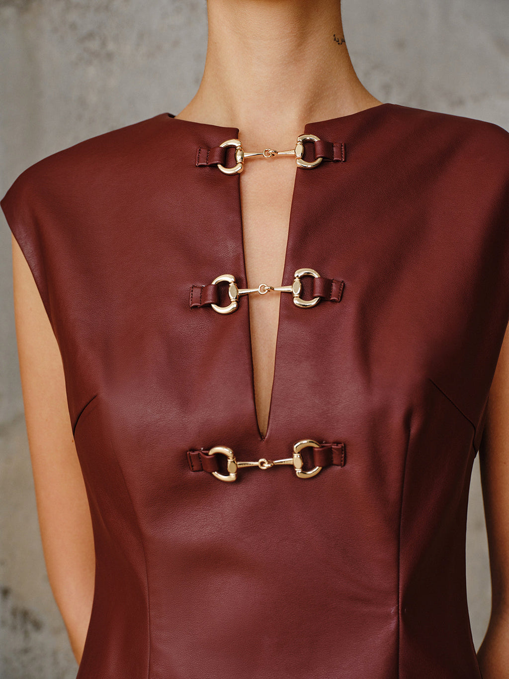 Ärmelloses Mini-Kleid aus PU-Leder mit Metallschnalle