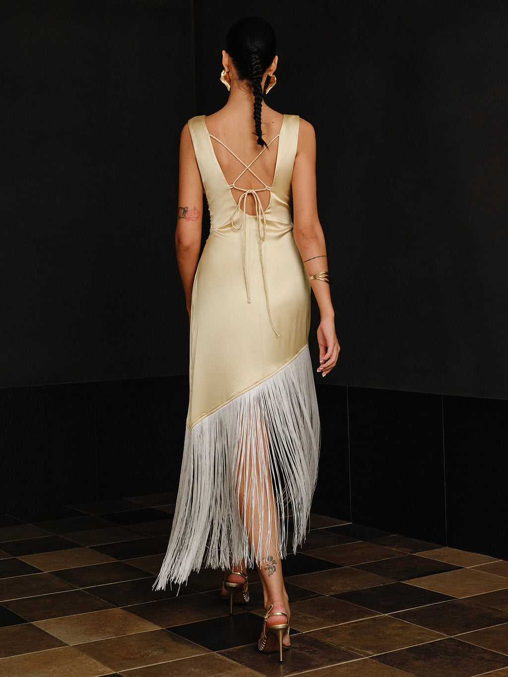 Satin-Maxikleid mit asymmetrischem Fransensaum