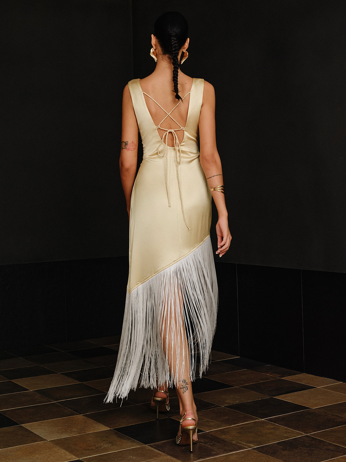 Robe longue asymétrique en satin à ourlet frangé