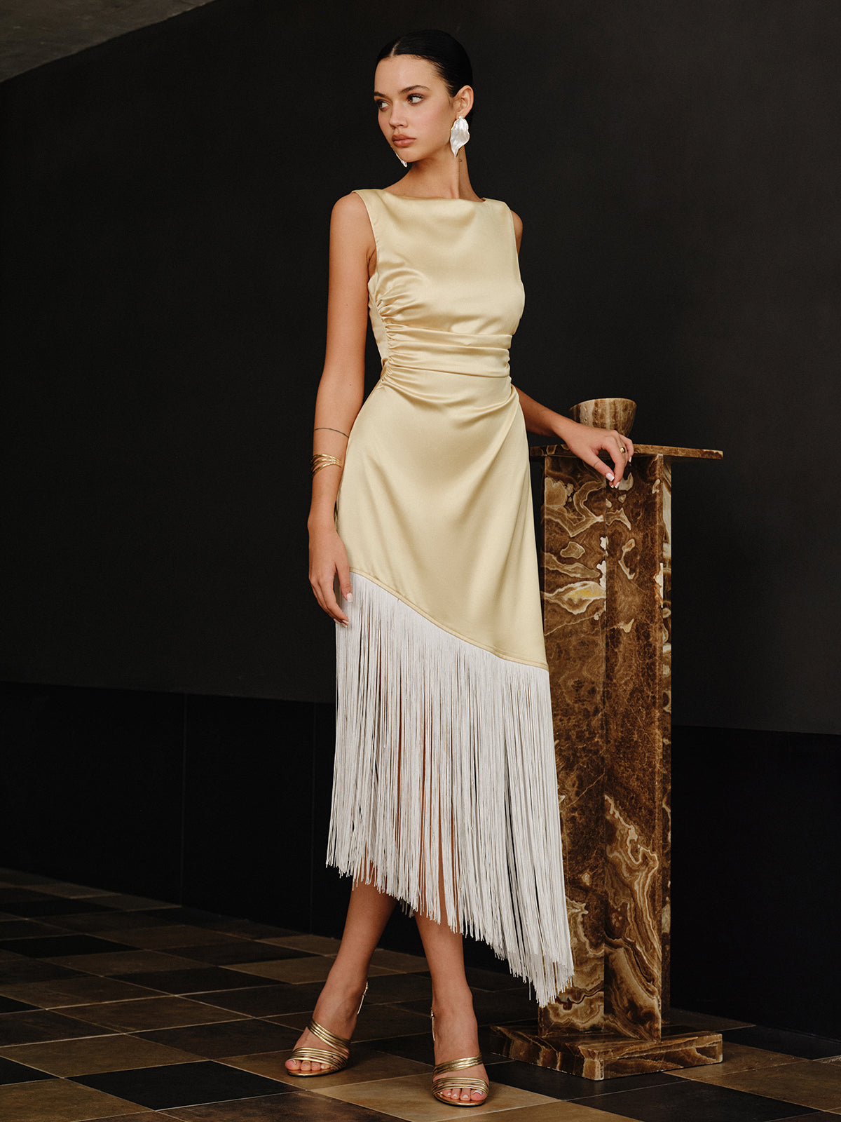 Satin-Maxikleid mit asymmetrischem Fransensaum