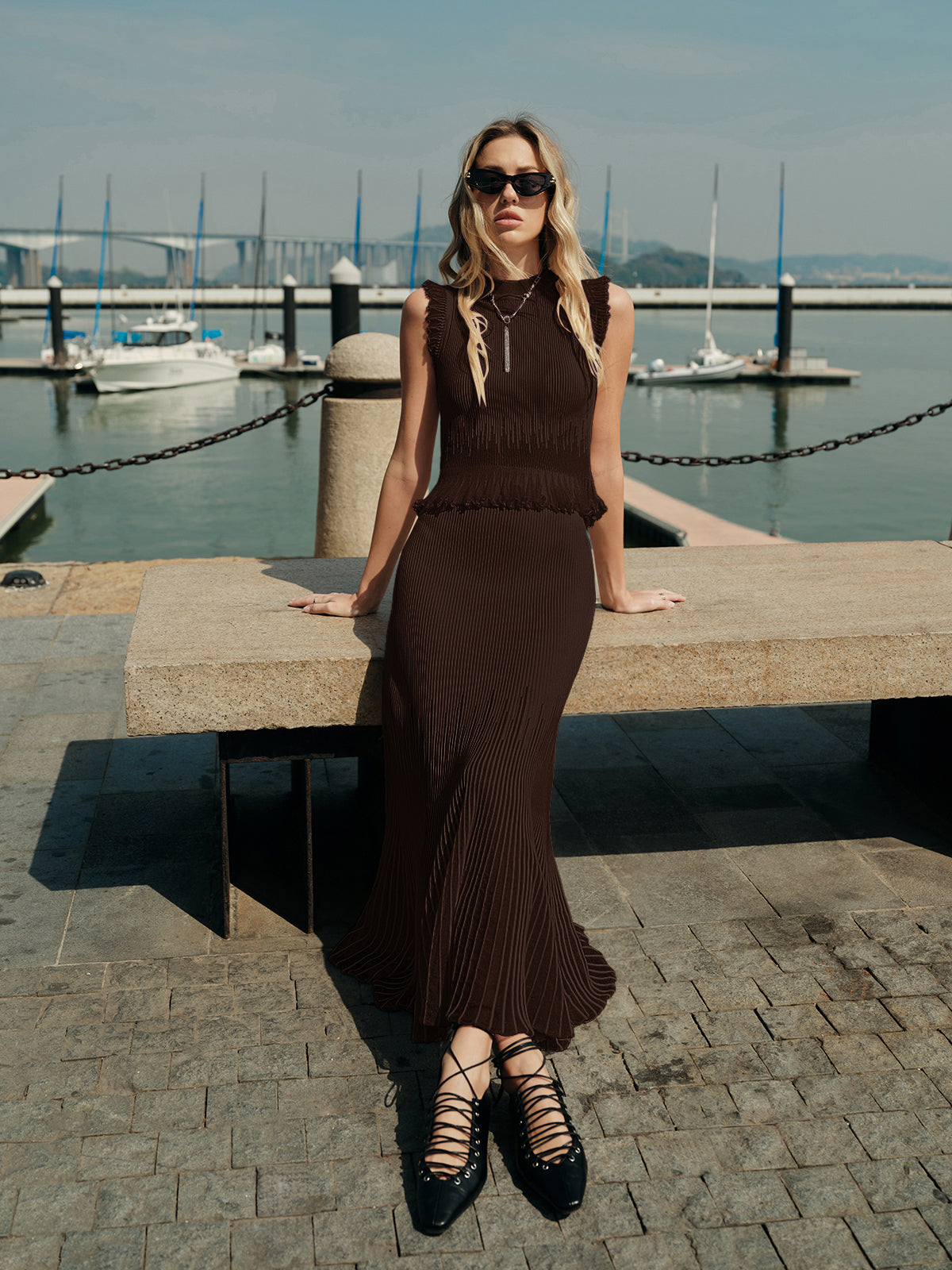 Jupe plissée à empiècements en résille 