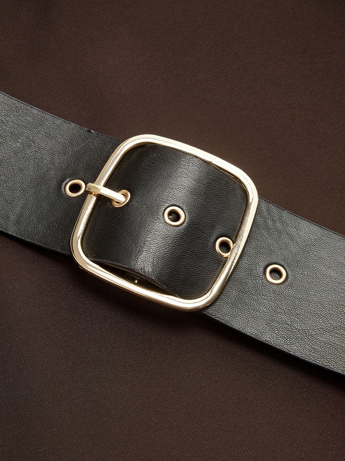 Robe midi satinée à col bénitier avec ceinture 