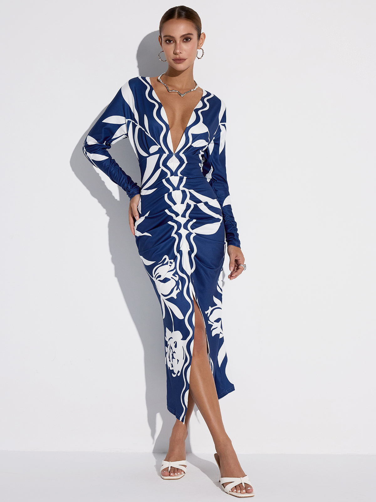 Bedrucktes Midi-Kleid mit tiefem Ausschnitt und Schlitz