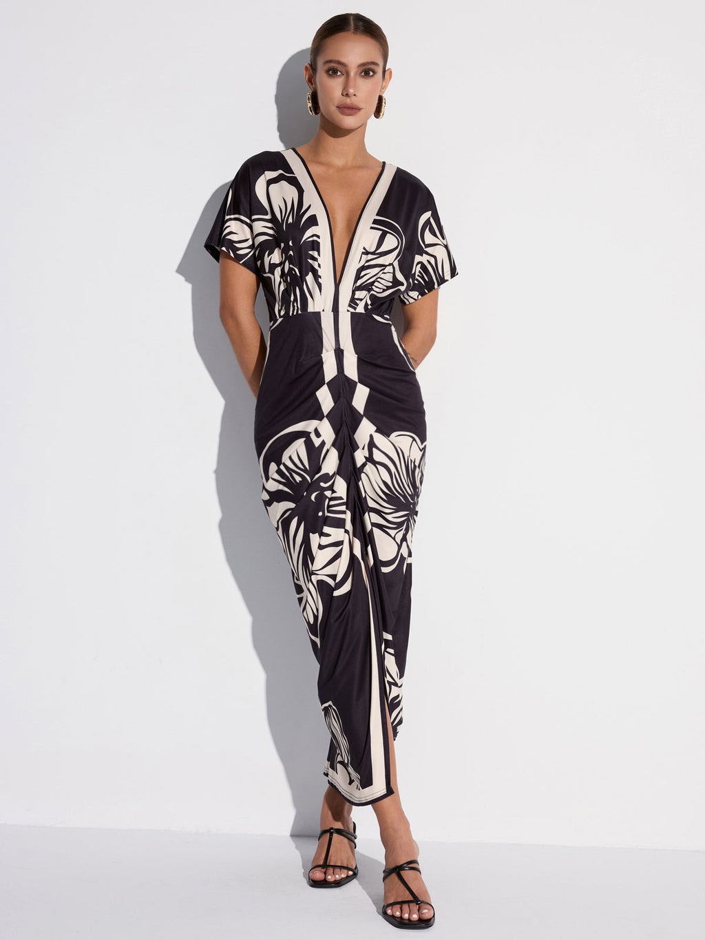 Robe mi-longue froncée à imprimé floral et col en V profond