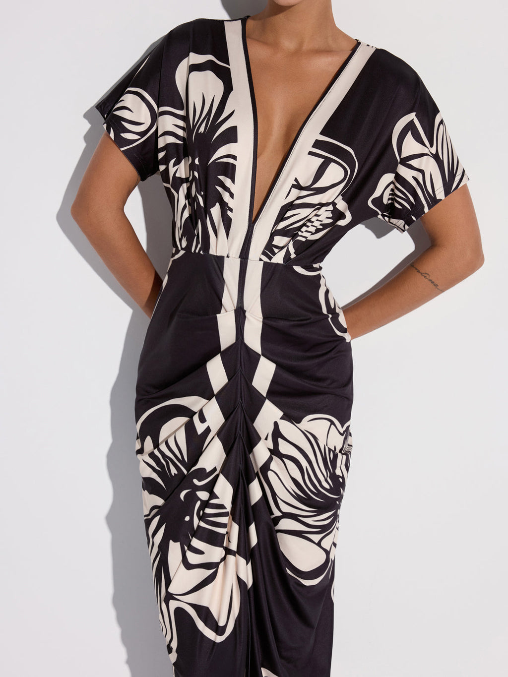 Robe mi-longue froncée à imprimé floral et col en V profond