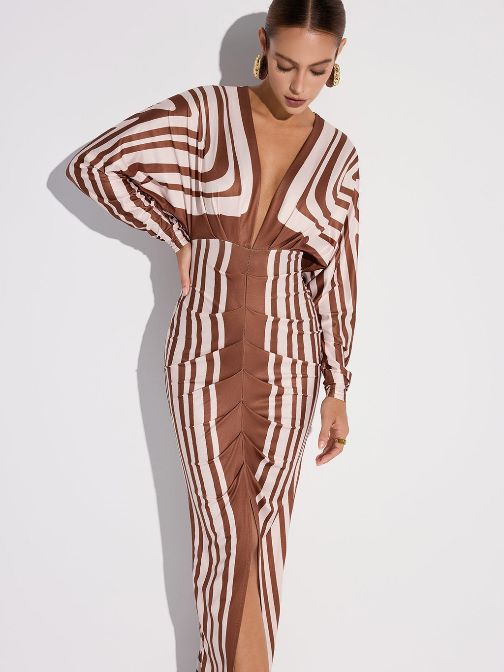 Robe midi sans ceinture à rayures, décolleté plongeant et fente