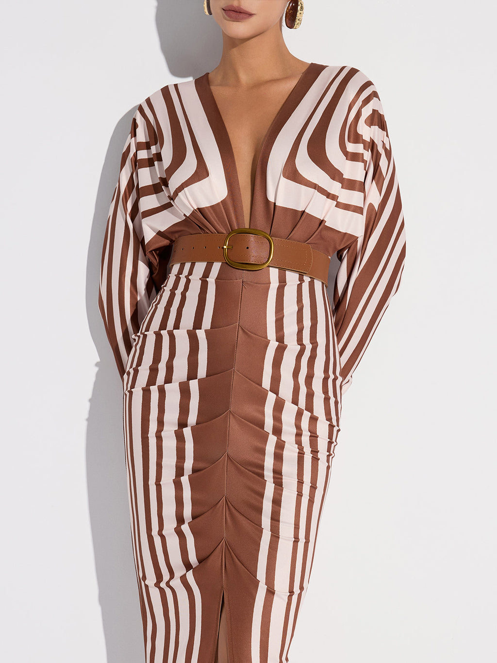 Robe midi sans ceinture à rayures, décolleté plongeant et fente