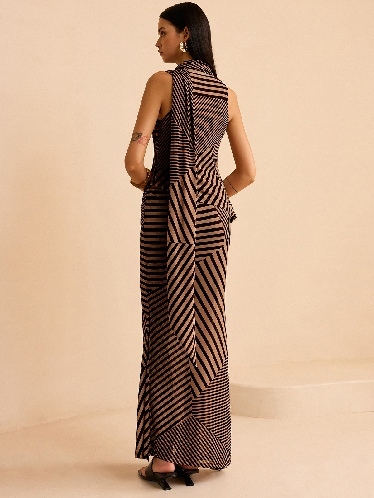 Ensemble jupe à rayures et décolleté drapé 