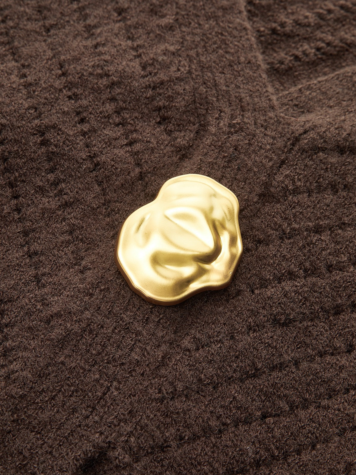 Pull à col en V et taille cintrée avec détails métalliques 