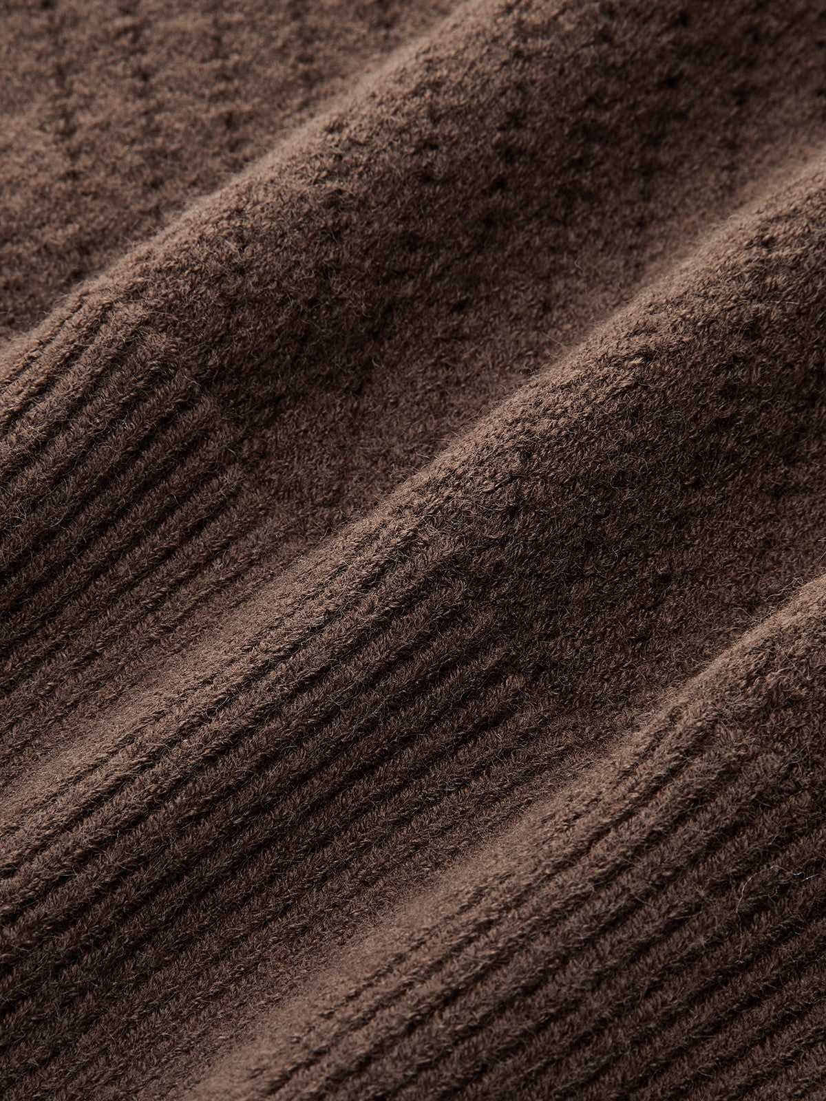 Pull à col en V et taille cintrée avec détails métalliques 