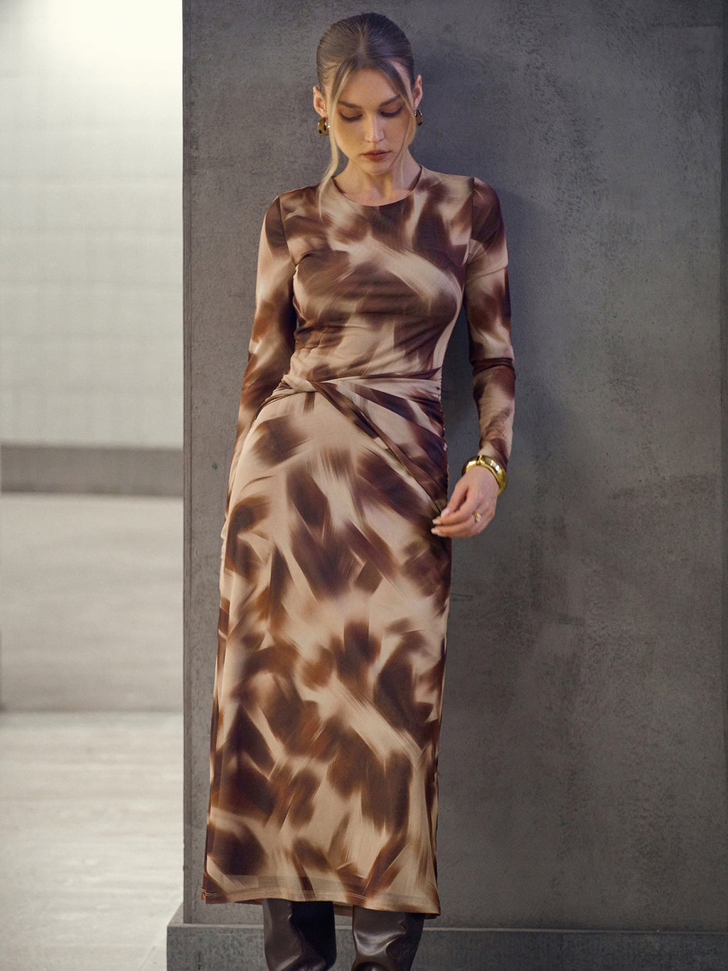 Midikleid aus verdrehtem Mesh mit Abstraktem Print