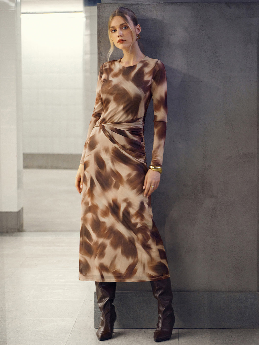 Midikleid aus verdrehtem Mesh mit Abstraktem Print