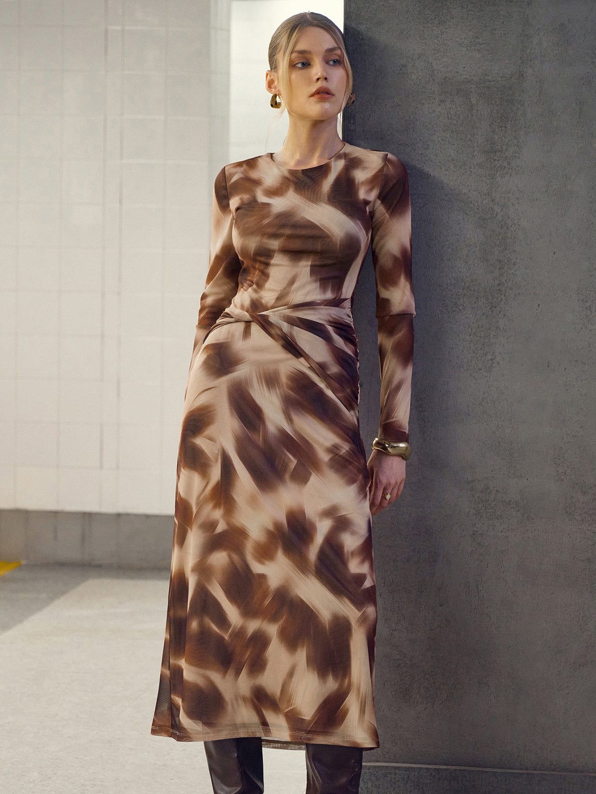 Midikleid aus verdrehtem Mesh mit Abstraktem Print
