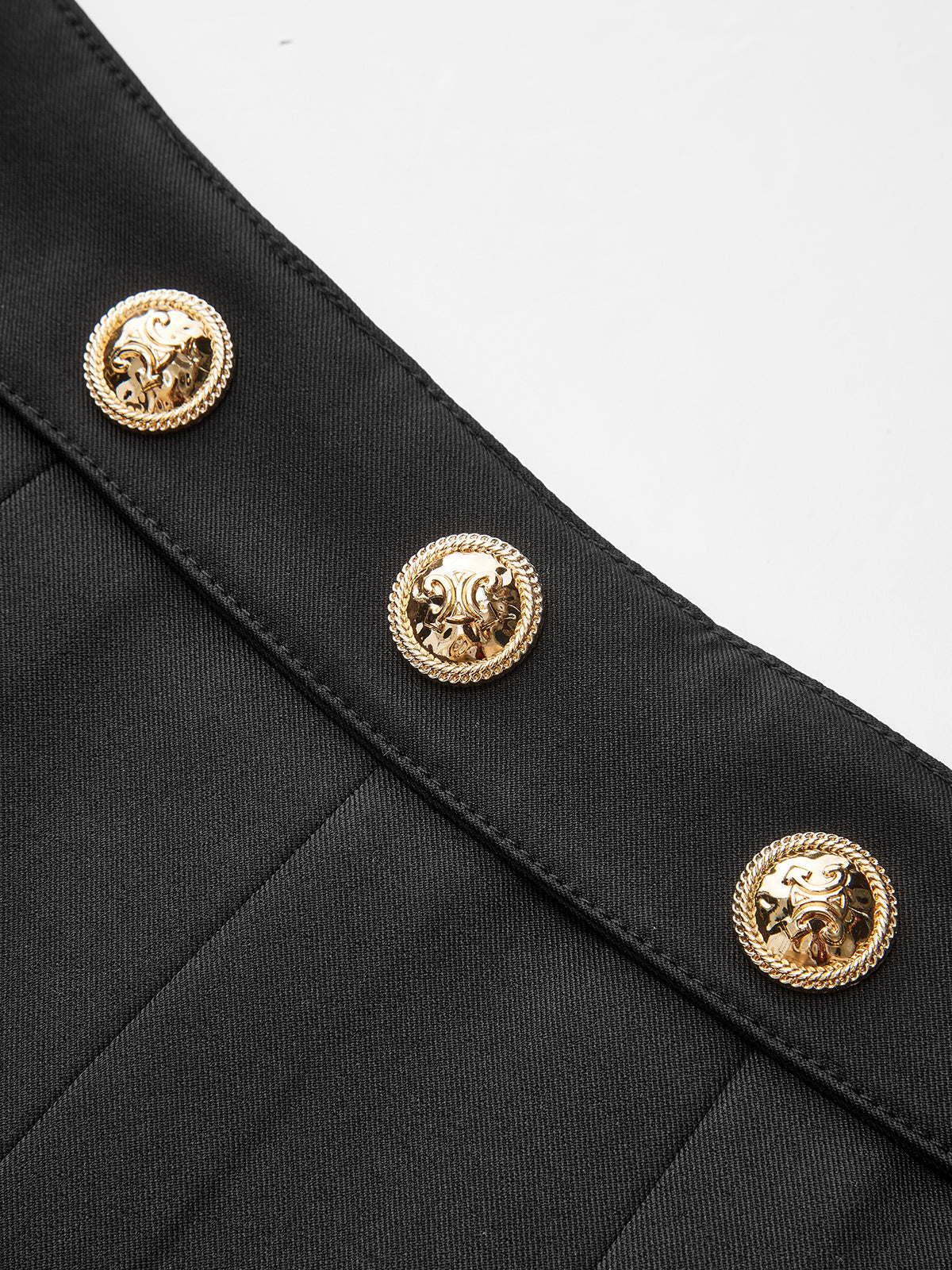 Plissierter Minirock mit Zierknopf 