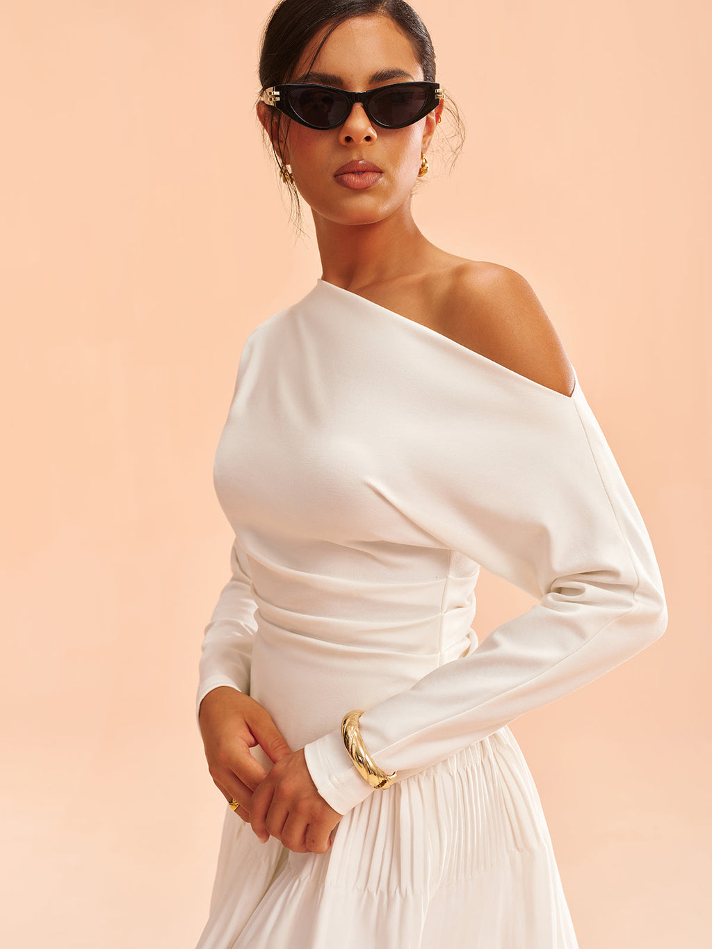 Asymmetrisches One-Shoulder-Oberteil und geraffter Rock