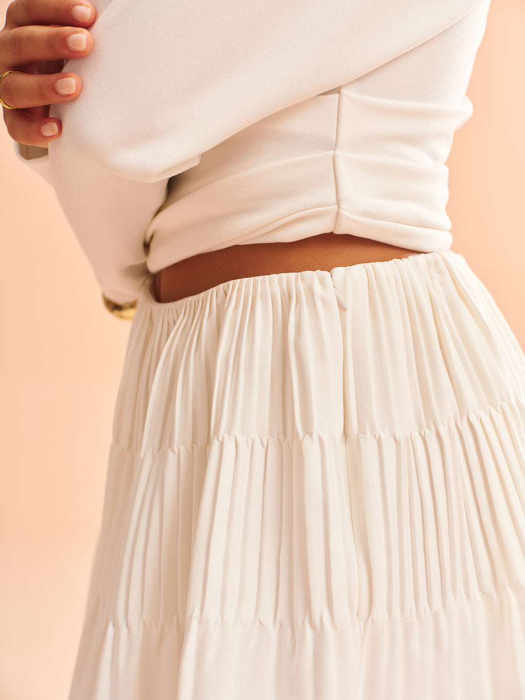 Asymmetrisches One-Shoulder-Oberteil und geraffter Rock