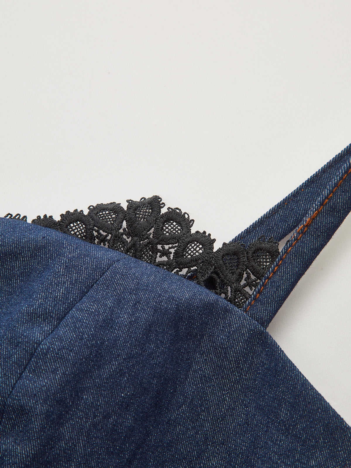 Maxikleid aus Jeansstoff mit Spitzenbesatz 