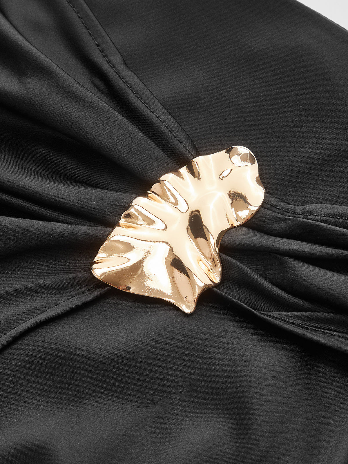 Midi-Rock aus Satin mit Metallschnalle und Schlitz 