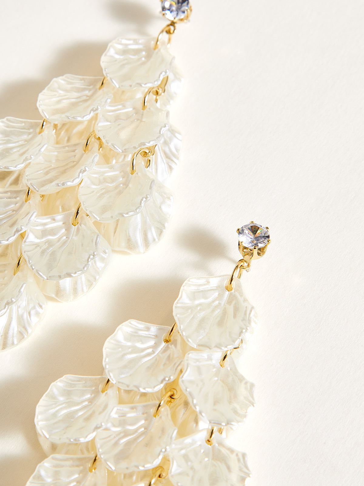 Boucles d'oreilles à pompons en pétales de coquillage 