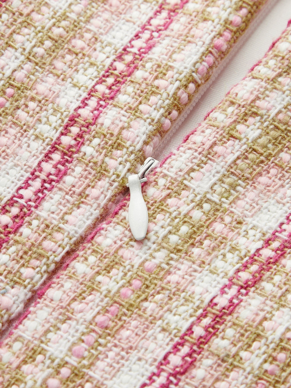 Mini-robe en tweed avec empiècements et décolleté nœud papillon