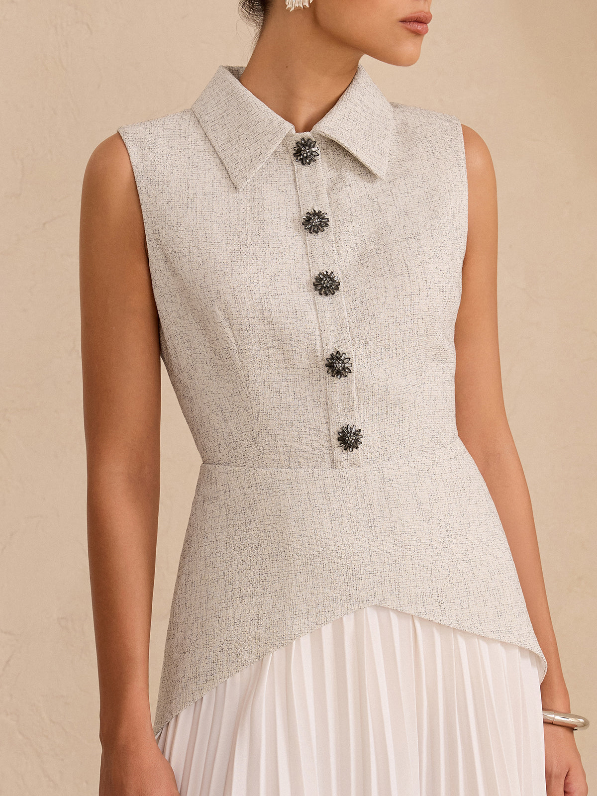 Robe courte sans manches avec col, jupe plissée à empiècements
