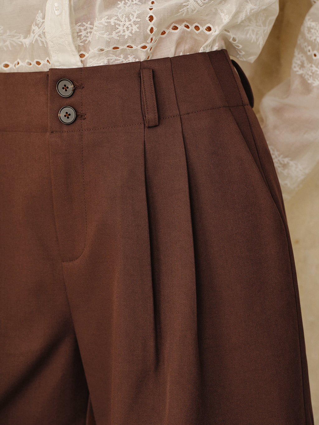 Short plissé taille haute à double bouton
